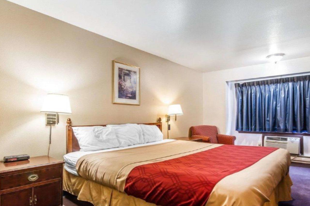Rodeway Inn & Suites Madison East Zewnętrze zdjęcie