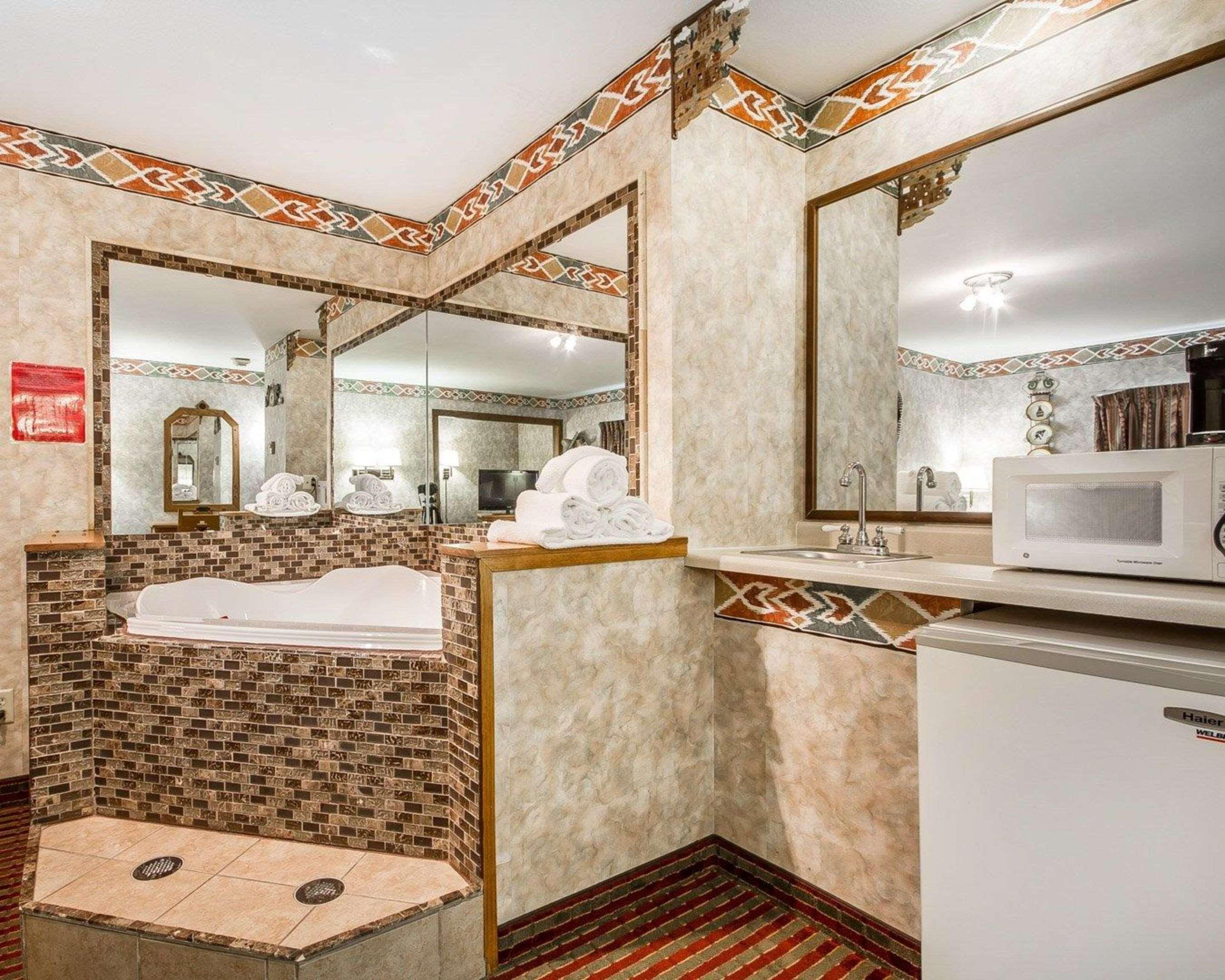 Rodeway Inn & Suites Madison East Zewnętrze zdjęcie