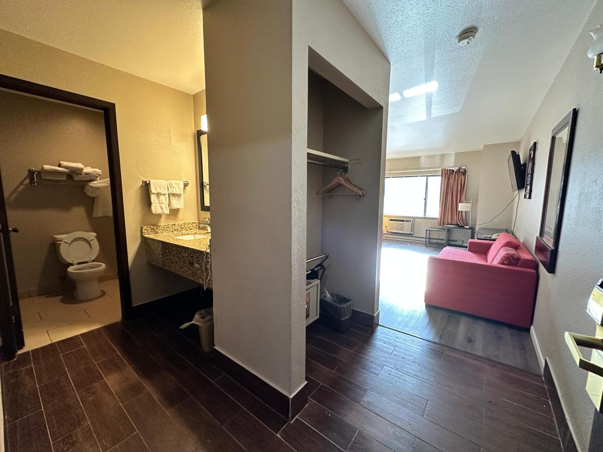 Rodeway Inn & Suites Madison East Zewnętrze zdjęcie