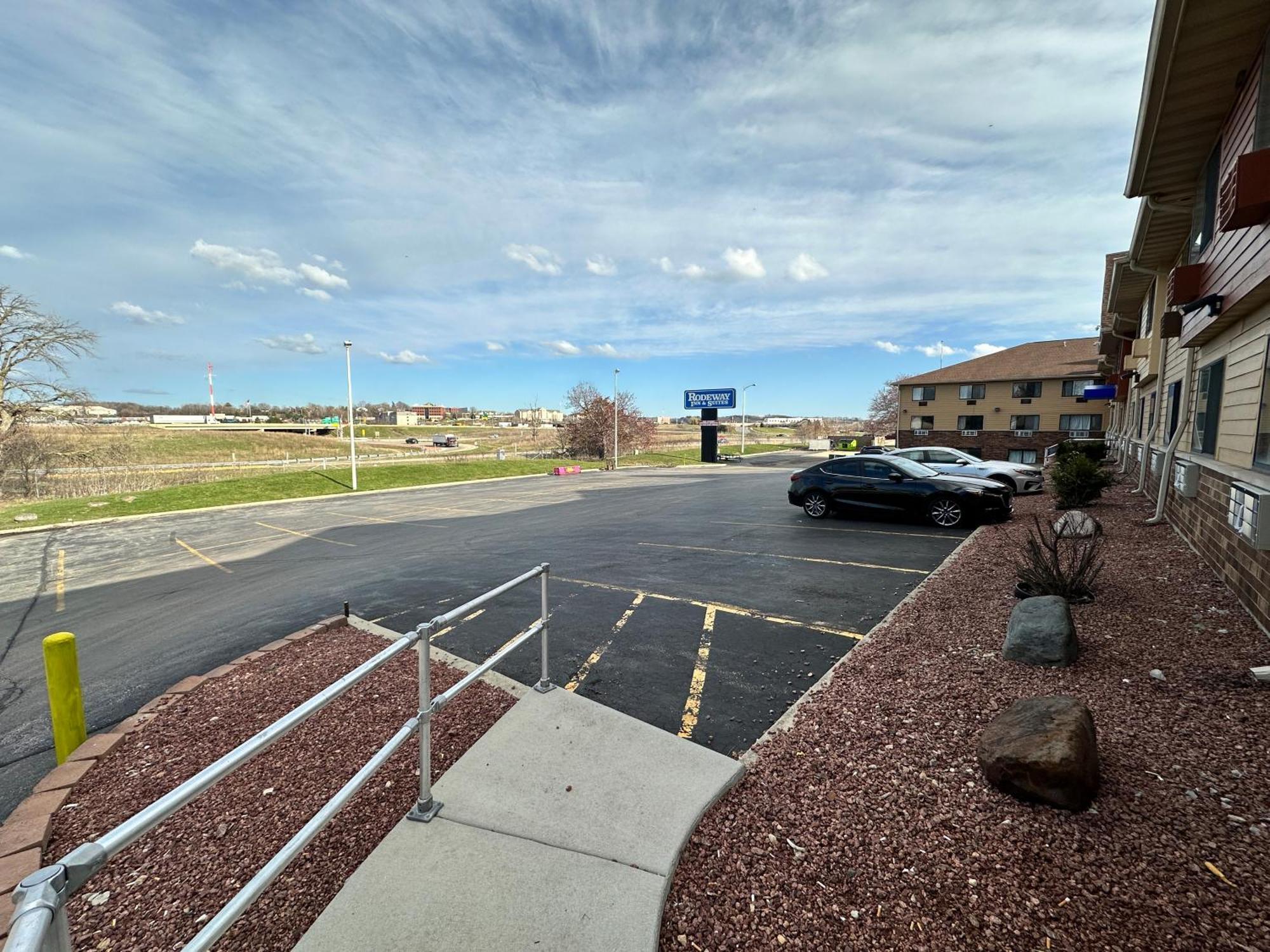 Rodeway Inn & Suites Madison East Zewnętrze zdjęcie