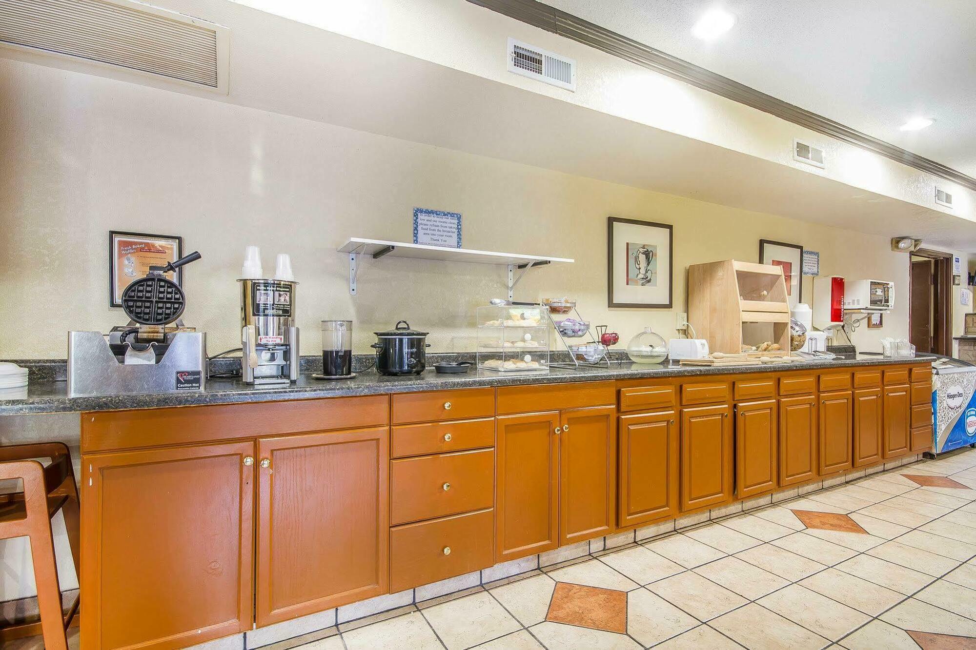 Rodeway Inn & Suites Madison East Zewnętrze zdjęcie